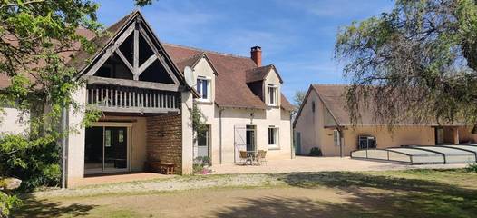 Location de vacances pour 10 personnes, avec piscine et jardin, animaux acceptés à Thevet-Saint-Julien