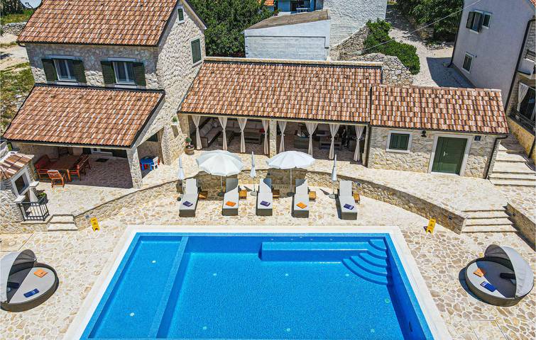 Cozy Apartment with Pool, Terrace, and Proximity to Dining in Sibenik, Šibenik-Knin