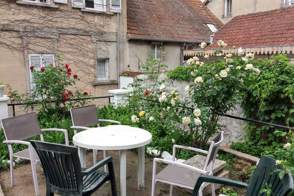 Entire apartment, Homerez - Apartment in Néris-les-Bains in Néris-les-Bains, Montluçon region