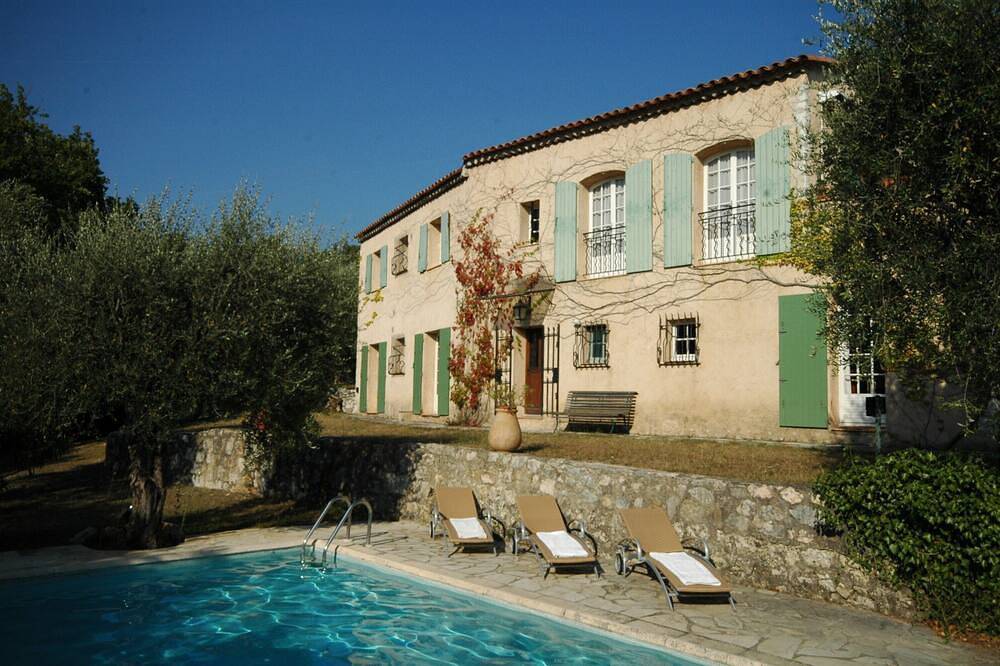Mas des Corneilles, grande maison dans jardin privé et clos avec piscine et nombreux oliviers in Châteauneuf-Grasse, Côte méditerranéenne (France)