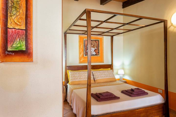 Monolocale intero, Studio 'Lo Scrigno' con giardino privato, Wi-Fi e aria condizionata in Scogliolungo, Porto Torres