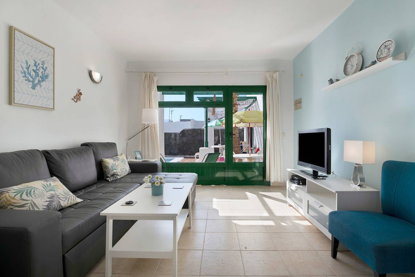 Entire apartment, "Apt 2 Las Palmeras Iii Lanzarote" with Sea and Mountain Views, Shared Pool, Private Terrace & Wi-Fi in Puerto del Carmen, Tías