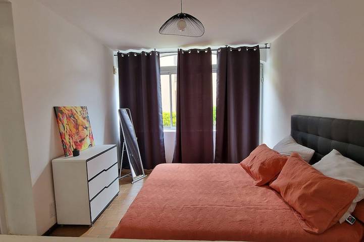 Appartement entier, Appartement avec petit jardin et place de parking, au coeur de Saint Florent. in Saint-Florent, Région de Calvi