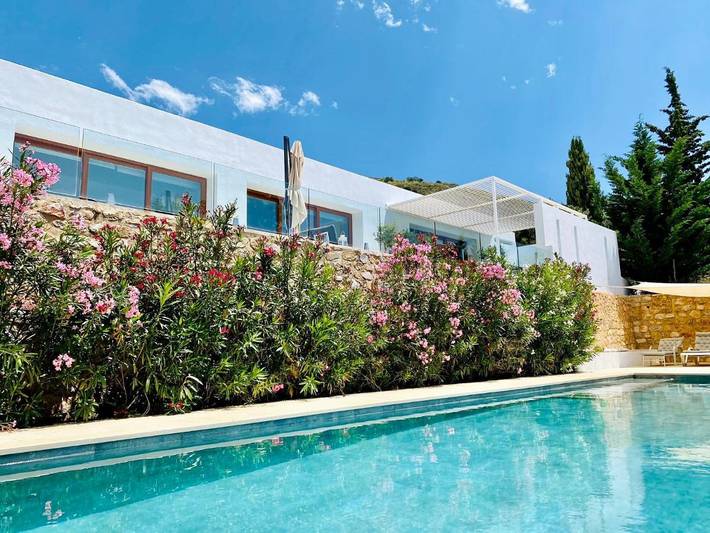 Casa rural para 6 personas, con piscina además de jardín y vistas en Carataunas