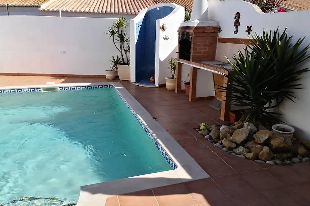 Villa with private pool, close to beach, restaurants, bars and shops. Free Wifi in Luz, Faro District