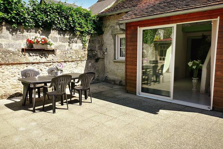 Gîte pour 7 personnes, avec terrasse à Descartes