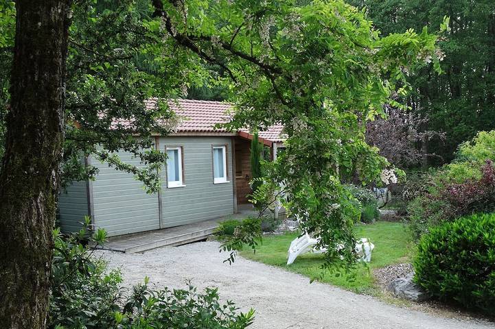 Gîte pour 4 personnes, avec Terrasse ainsi que Jardin et Piscine à Le Fay