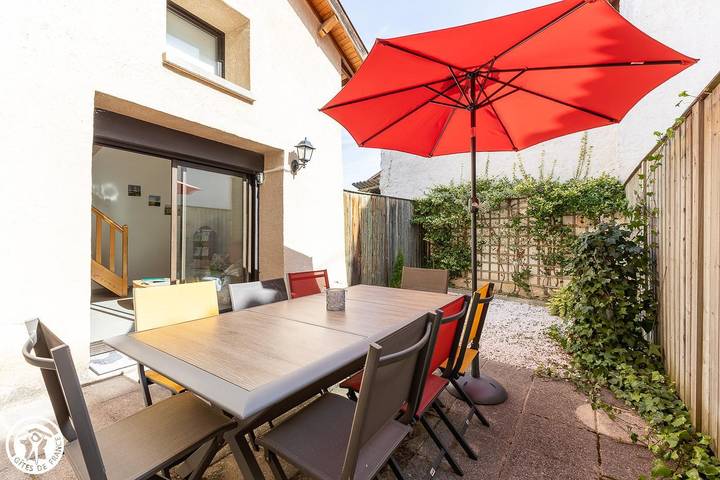 Gîte pour 3 personnes, avec jardin à Sermentizon