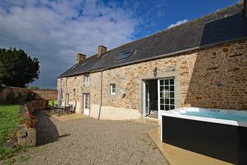 Gîte pour 6 personnes, avec jardin et jacuzzi ainsi que sauna et terrasse dans la Manche