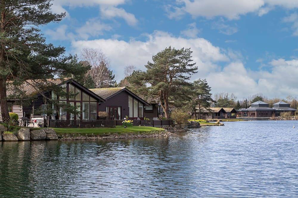 Keer Lodge a lakeshore haven @ Pine Lake Resort in Lancashire