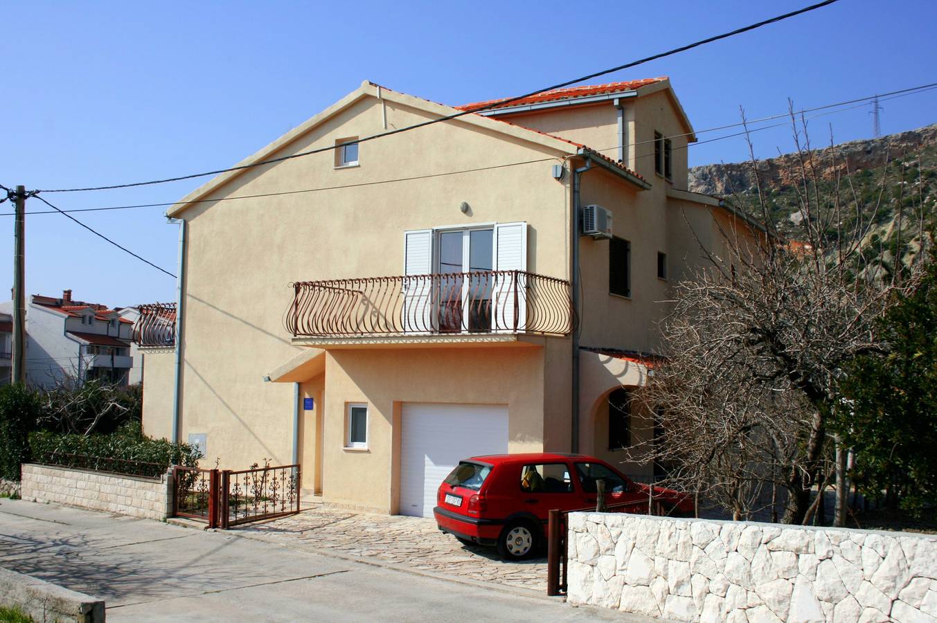 Ganze Wohnung, 2-Zimmer-Ferienwohnung mit Terrasse und Meerblick Duce, Omis A-4852-a in Dugi Rat, Omis-Riviera