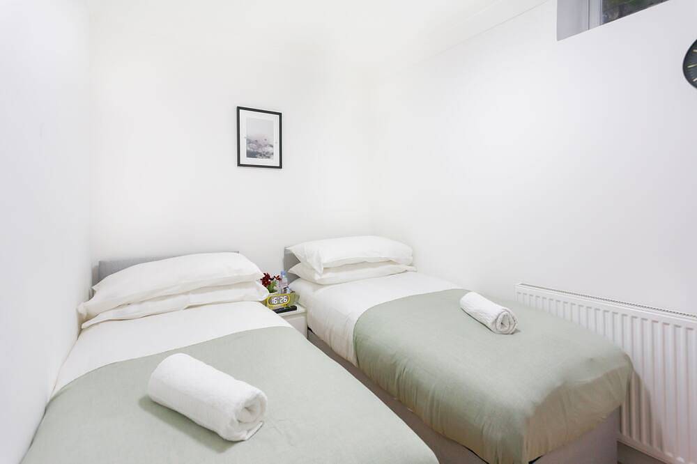 Twin Room with Shared Bathroom - 7- A in Camden, London