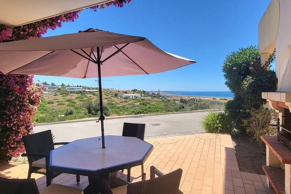 Magnificent 2 Bed Town House overlooking the beach at Meia Praia  in Lagos, Faro Distrikt