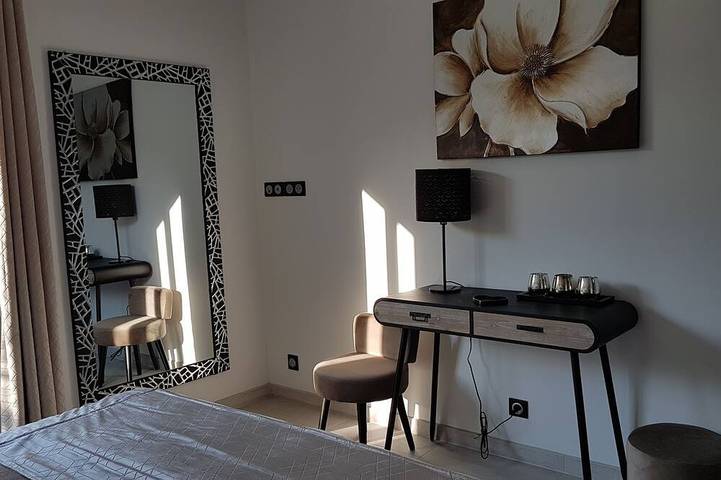 Location de vacances pour 8 personnes, avec terrasse et jardin à Saint-Julien-de-Peyrolas - 3