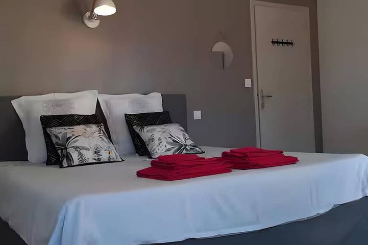 Chambre d’hôte pour 2 personnes, avec jardin ainsi que jacuzzi et piscine à Sarlat-la-Canéda