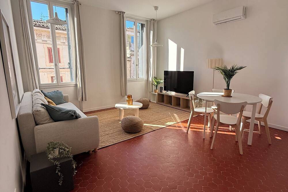 Entire apartment, Charming, bright T2, close to amenities in Aubagne, Marseille region