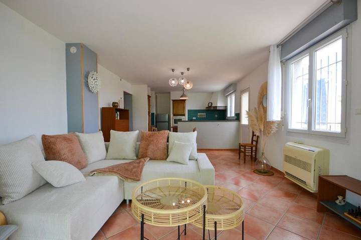 Gîte pour 3 personnes, avec terrasse à Bezouce