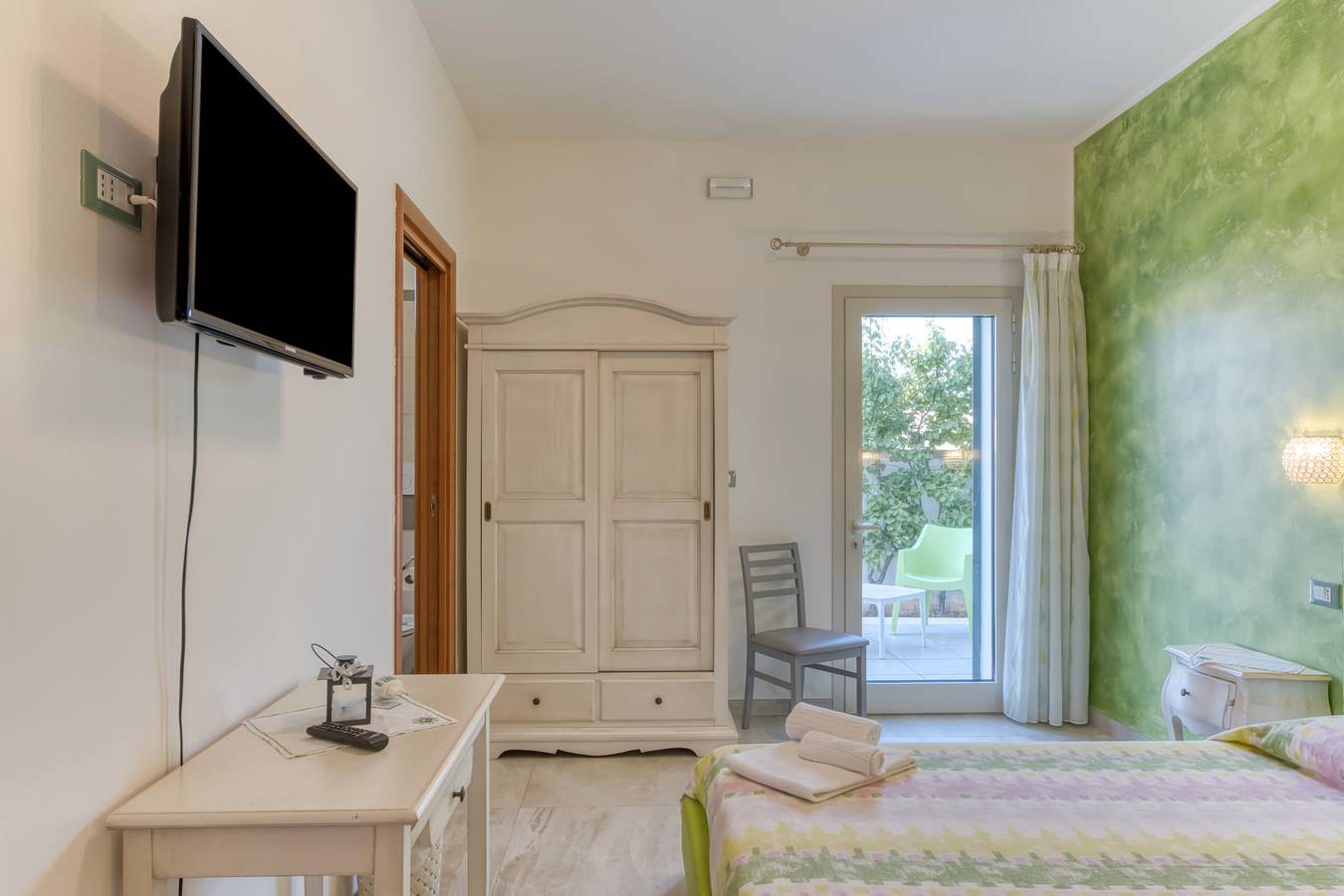 Bed and Breakfast 'Tallyho Elleboro' with Shared Terrace, Wi-Fi and Air Conditioning in Salve, Gulf of Taranto