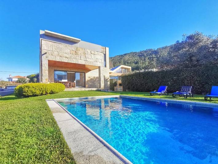 Ferienhaus für 8 Personen, mit Balkon und Terrasse sowie Garten und Pool