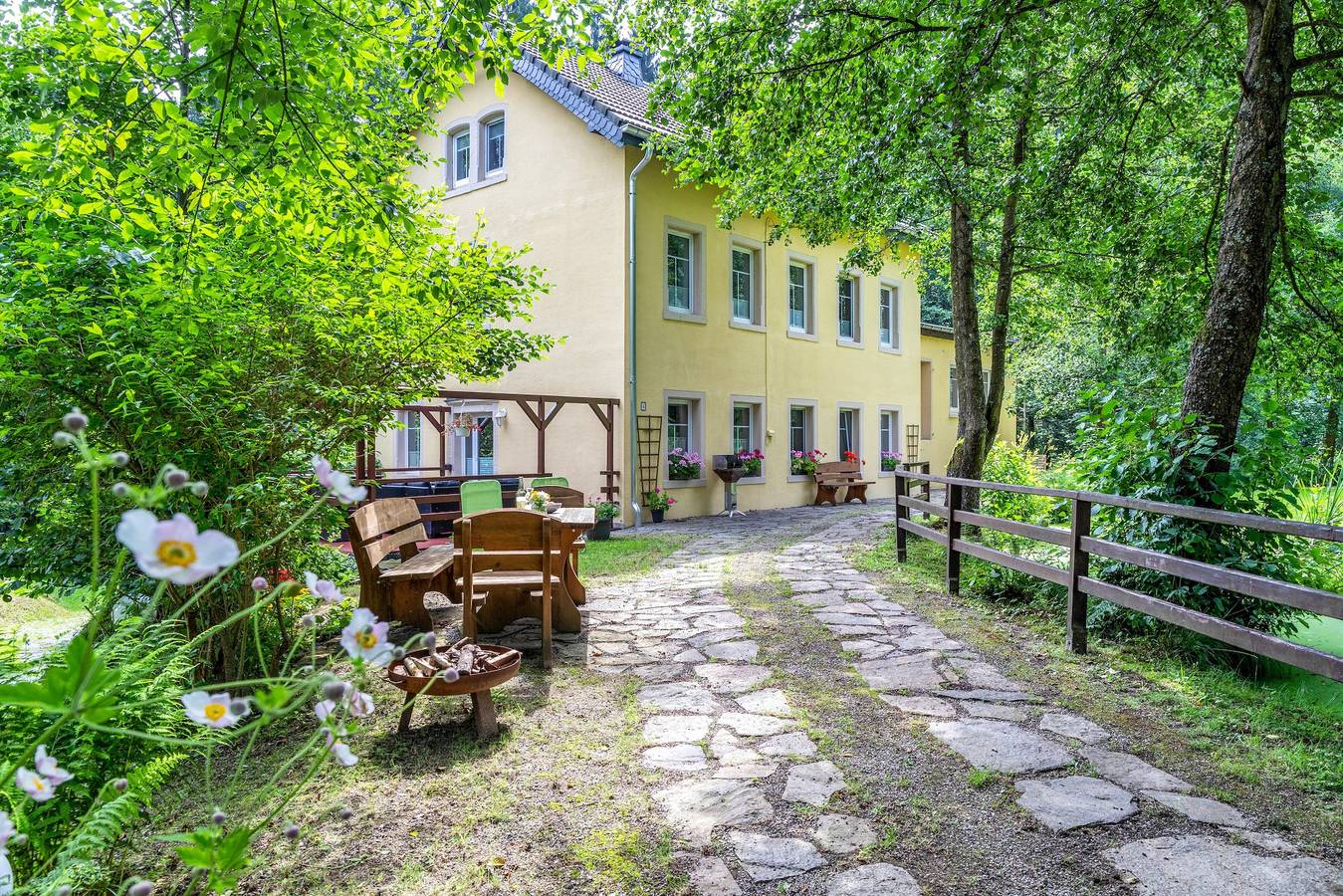 Appartement entier, Appartement « Schwarzmühle 2 » avec vue sur le lac, jardin privé et Wi-Fi in Börnichen, Monts Métallifères
