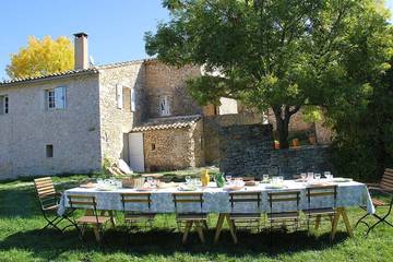 Location de vacances pour 15 personnes, avec jardin à Banon