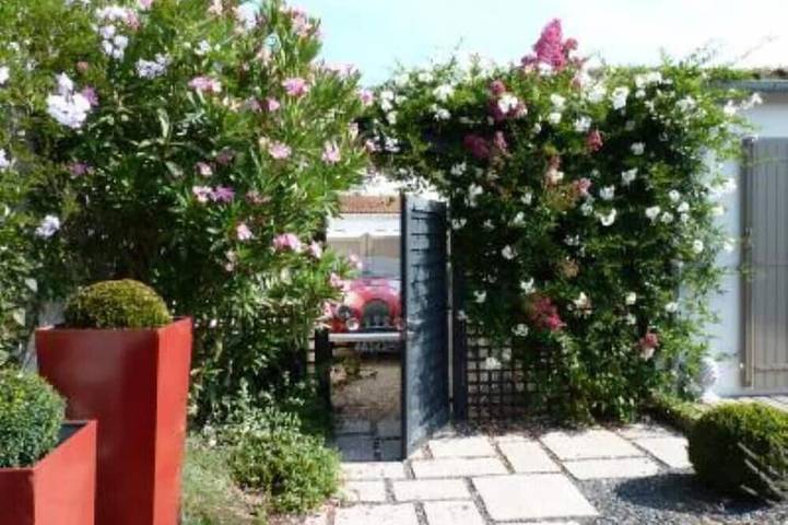 Holiday rental for 10 people, with garden in Ile de Re