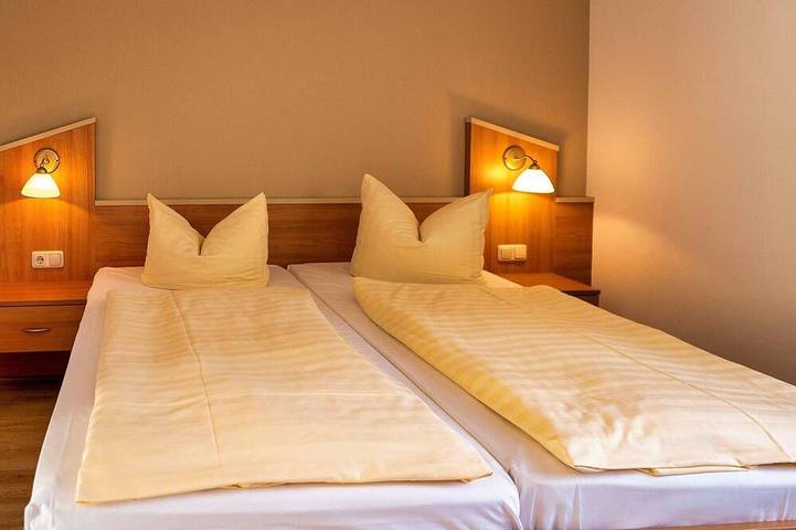 Ferienpark für 3 Personen, mit Pool und Sauna sowie Terrasse in Plau am See - 2