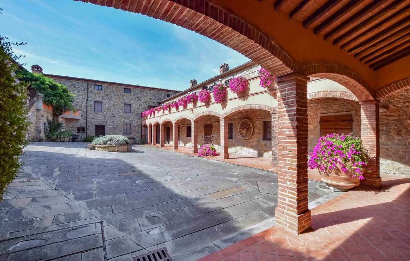 Entire holiday apartment, Luxury Apartment with Pool, AC & Parking - Metelliano 600m in Metelliano, Arezzo Province