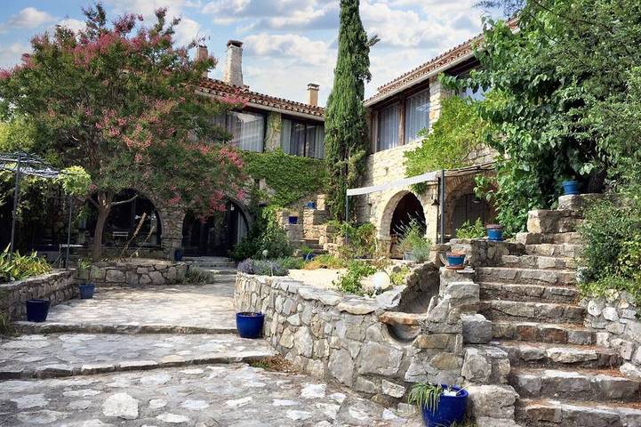 Location de vacances pour 6 personnes, avec jardin et piscine à Saint-André-de-Cruzières