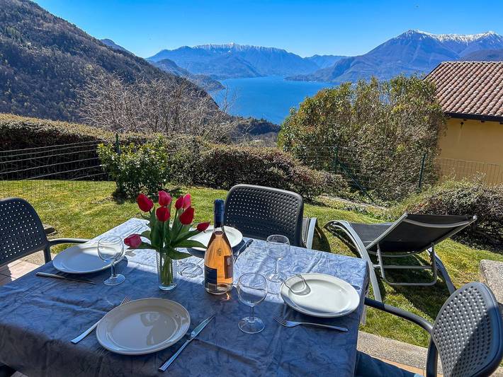 Ferienwohnung für 6 Personen, mit Terrasse und Garten sowie Pool und Seeblick in Oberitalienische Seen - 2