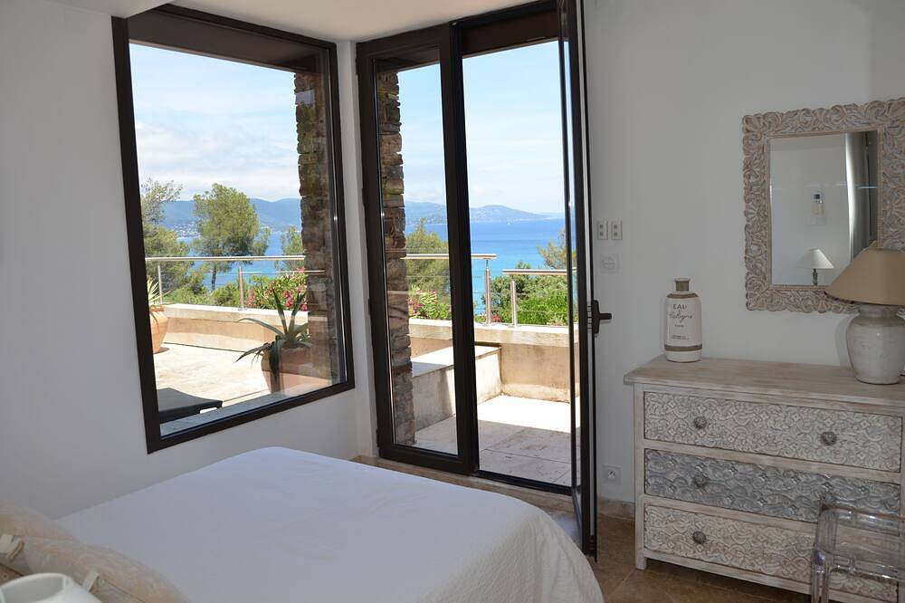 Magnifique villa vue mer 8 pers, piscine chauffée, domaine privé in Cap Bénat, Bormes-les-Mimosas