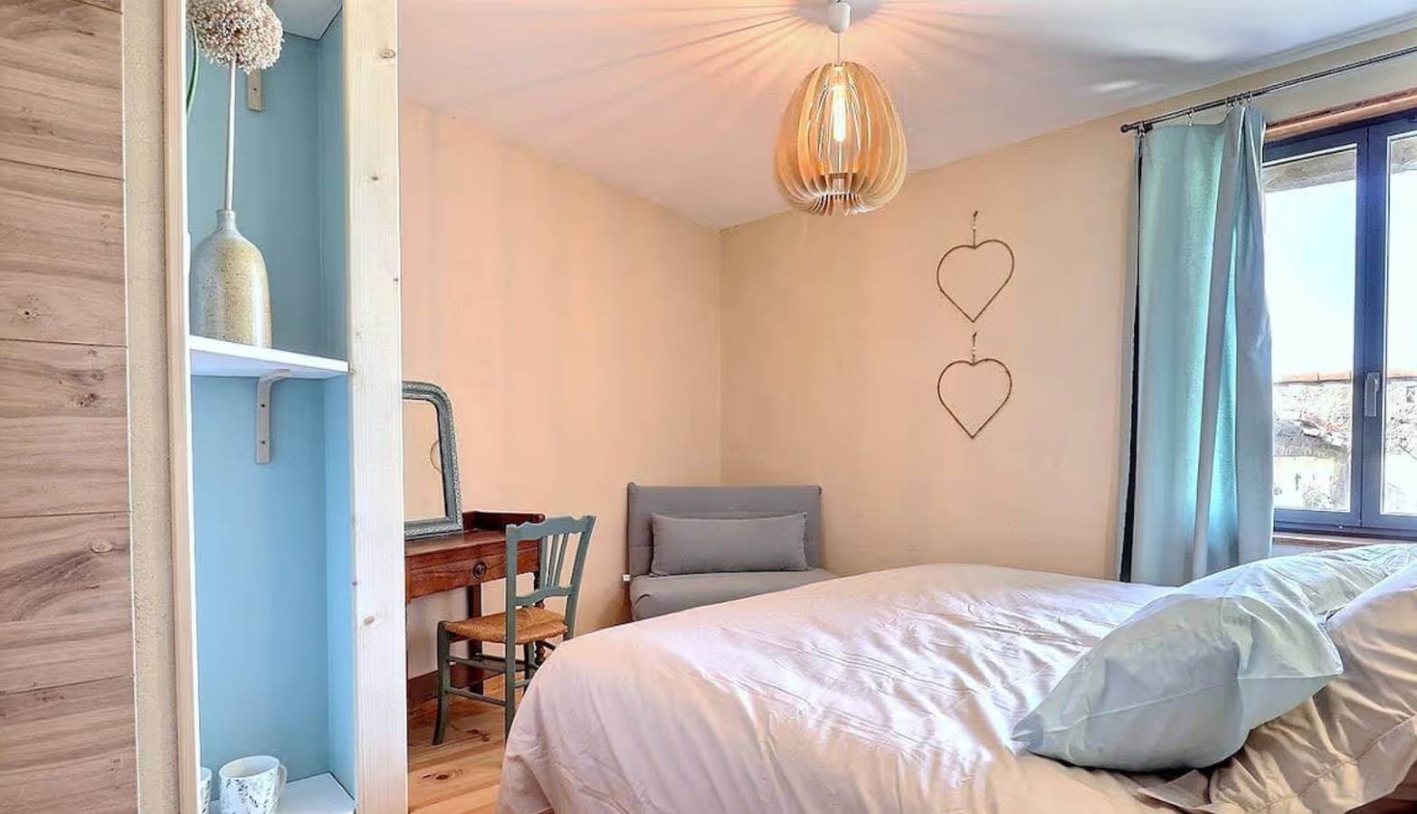 Chambre d’hôtes « Côté Cour » avec grande cour partagée et Wi-Fi in Saint-Remèze, Privas