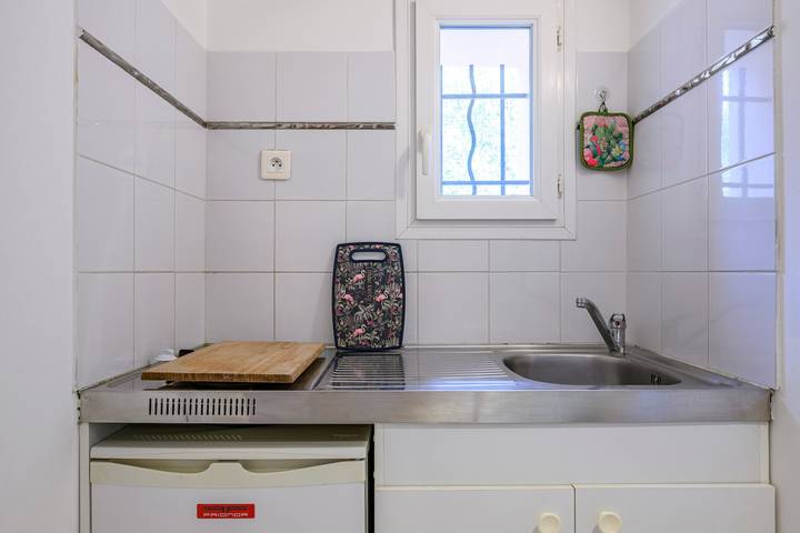 Holiday Home 'Les Flamants Roses' with Shared Pool, Private Terrace and Wi-Fi in Caumont-sur-Durance, Vaucluse