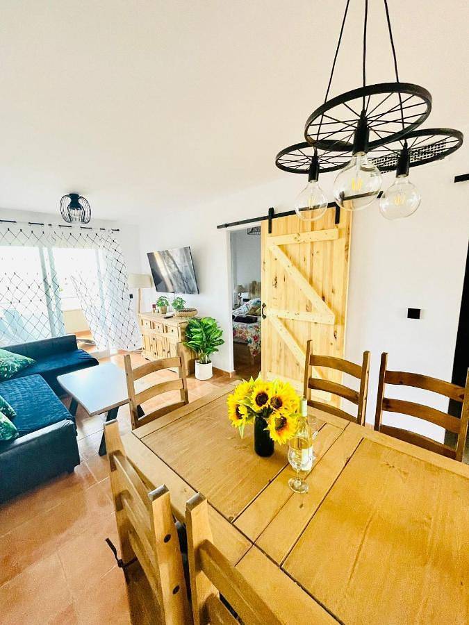 Apartamento para 6 personas, con piscina y jardín además de vistas al lago y vistas en Los Nietos