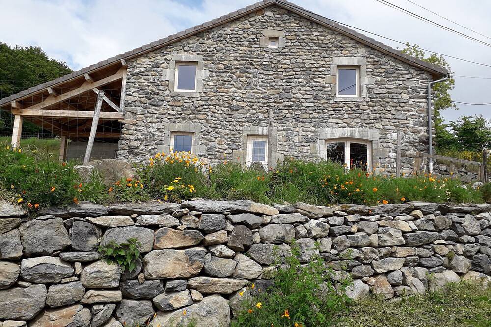 Village house Gîte de La Roche in Saint-Julien-Chapteuil, Haute-Loire