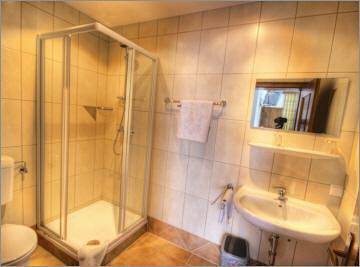 Doppelzimmer mit Dusche, Wc in Klagenfurt am Wörthersee, Klagenfurt-Villach