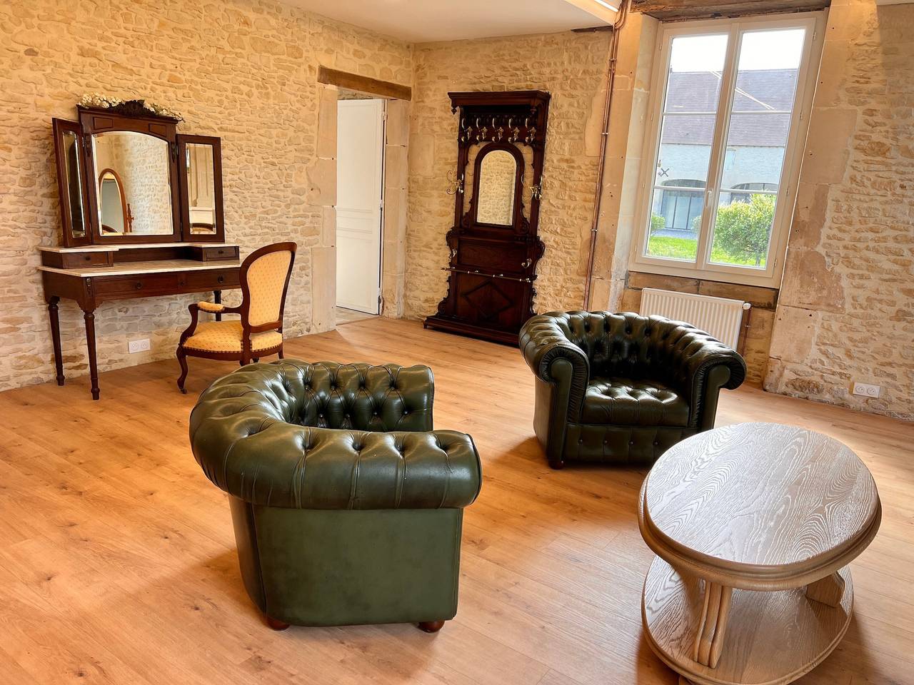 Le Manoir van Domaine Le Mesnil met privé tuin en wifi in Saint-Martin-des-Marais, Caen en omgeving