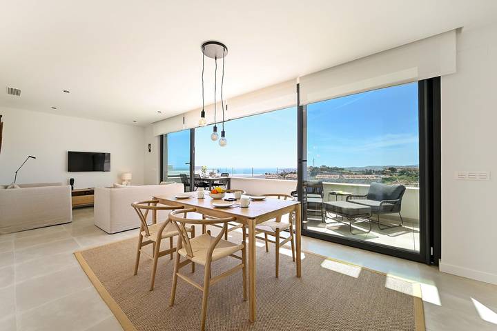 Apartamento de vacaciones para 4 personas, con terraza y piscina para niños además de piscina y jardín en Fuengirola