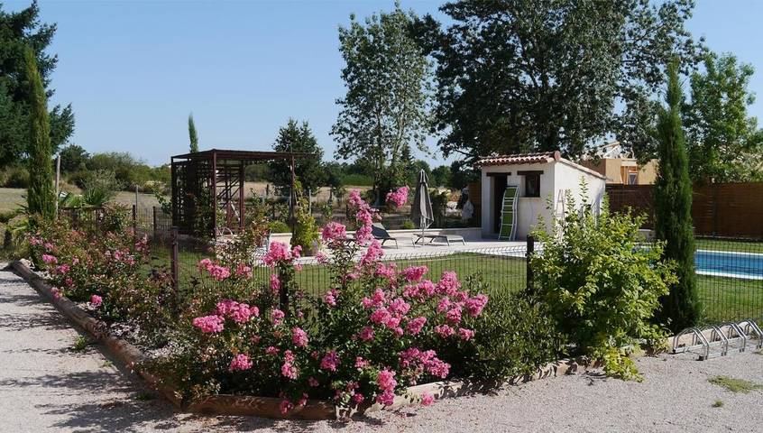 Gîte pour 2 personnes, avec terrasse ainsi que jardin et piscine à Cahuzac-sur-Vère - 4
