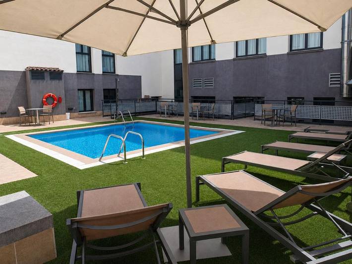 Hôtel pour 3 personnes, avec Balcon et Terrasse ainsi que Piscine et Vue à Huesca