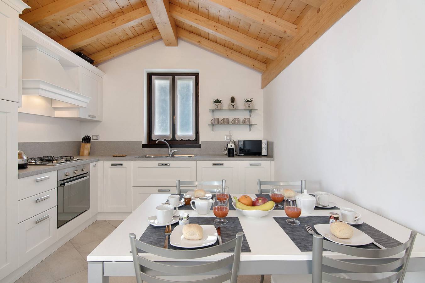 Ferienhaus 'Borgo Vico' mit Seeblick, privater Terrasse und Wlan in Verceia, Comer See