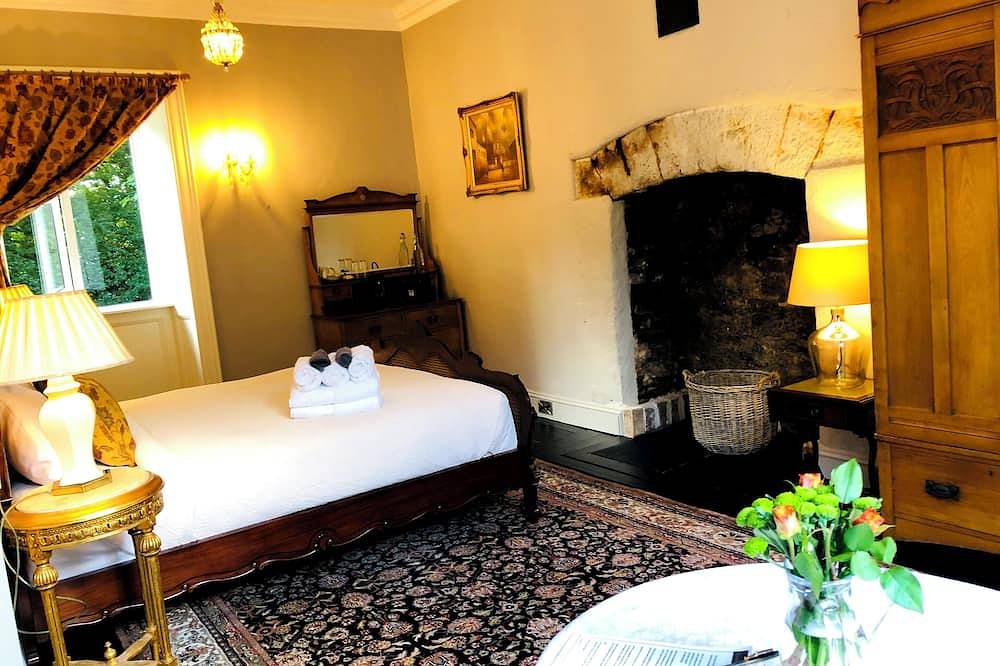 Stunning historic manor house with Wifi near charming Nenagh in Nenagh, County Tipperary