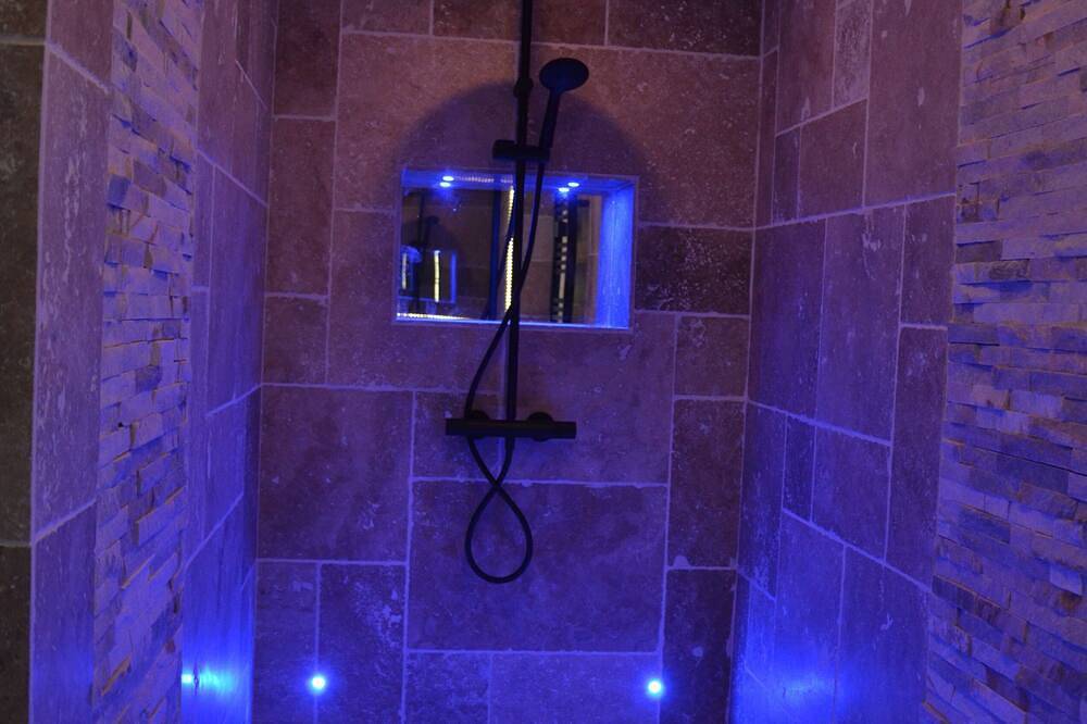 Appartement entier, Hautde gamme calme, sécurisé, salle de sport, boules,vélos, piscine, Spa Sauna in Heyrieux, Région de Vienne