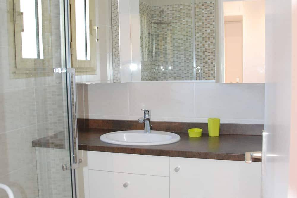Apartamento entero, T3 cara de mar hecho de nuevo, 100m de la playa, 2 dormitorios, grde logia, estacionamiento seguro. in La Londe-les-Maures, Parque nacional Port-Cros