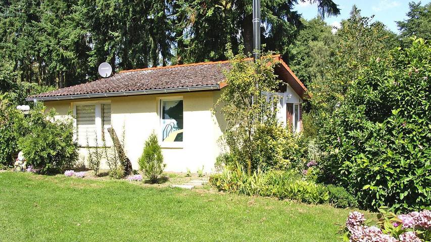 Ferienhaus für 4 Personen, mit Seeblick und Garten sowie Terrasse und Pool in Parchim