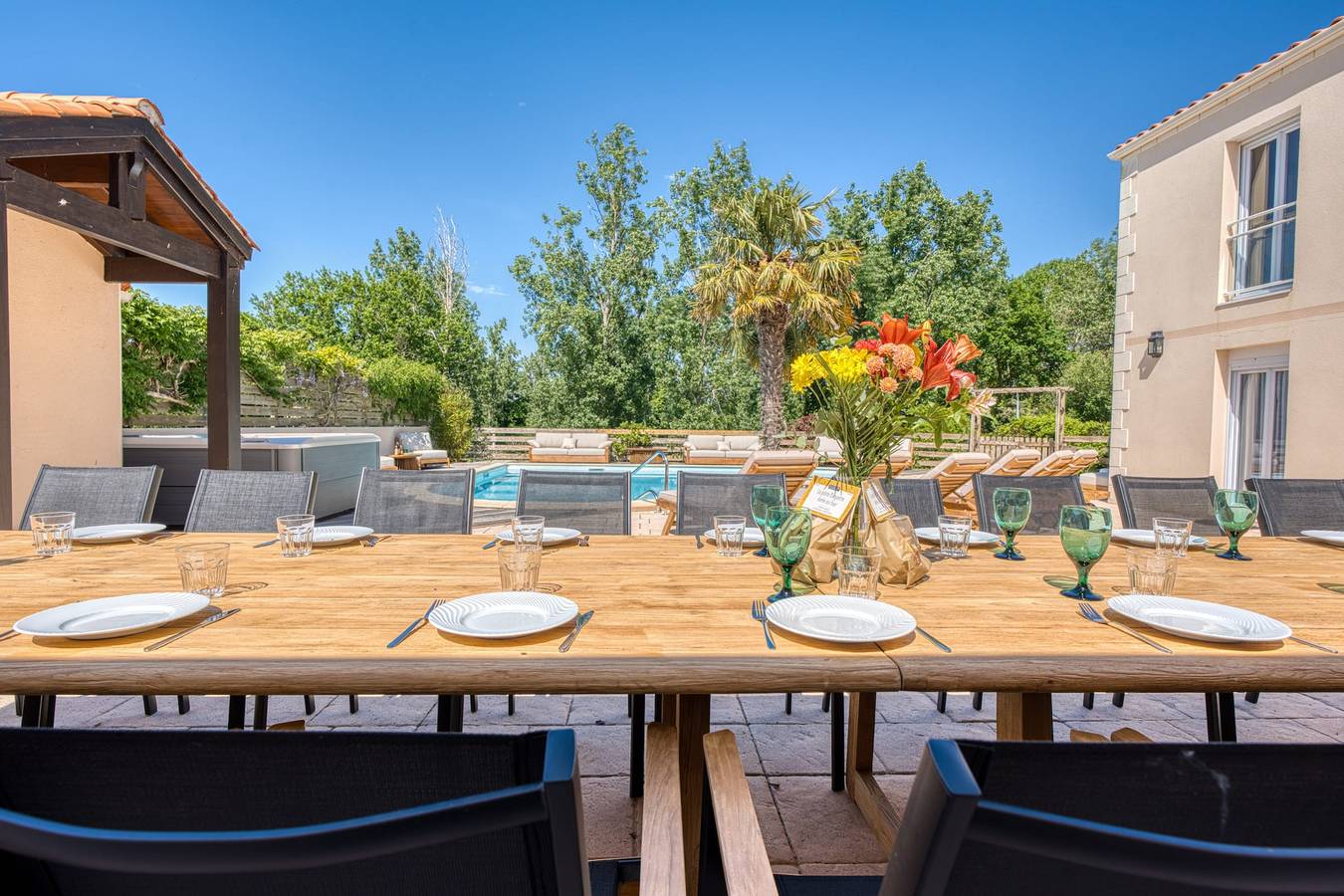 Villa Les Hauts Du Lac : 15 pax, Pool, Spa, Pétanque & Lake in Landevieille, Loire Valley
