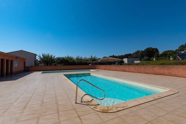 Location de vacances pour 6 personnes, avec terrasse ainsi que jardin et piscine dans Prunete - 4