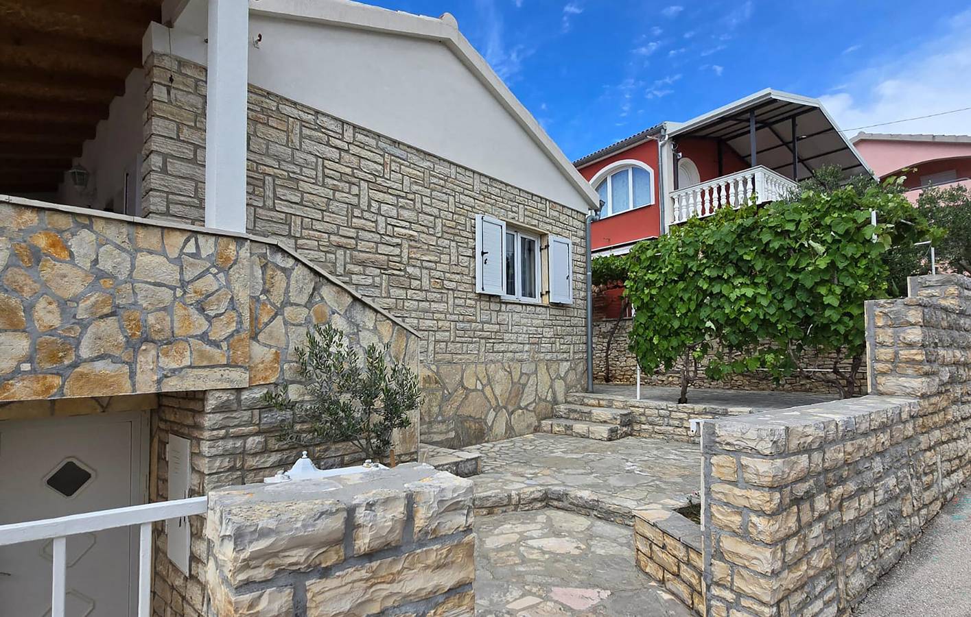 Gemütliche 1-Zimmer-Wohnung mit WLAN, Terrasse und Parkplatz in Küstennähe in Donji Karin, Zadar