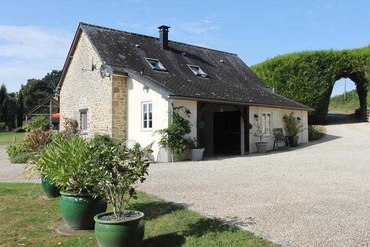 Location de vacances pour 3 personnes, avec piscine et vue sur le lac ainsi que vue et jardin, animaux acceptés à Brecé