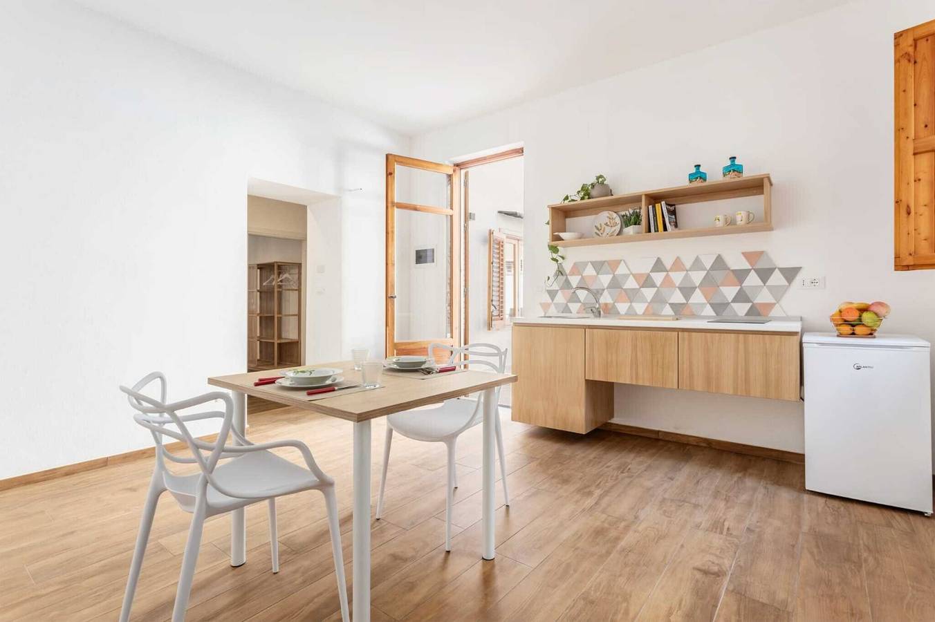 Apartamento entero, Apartamento 'Travel Rooms-Arenella Piano Terra 2' con vistas a la montaña y aire acondicionado in Palermo, Provincia de Palermo
